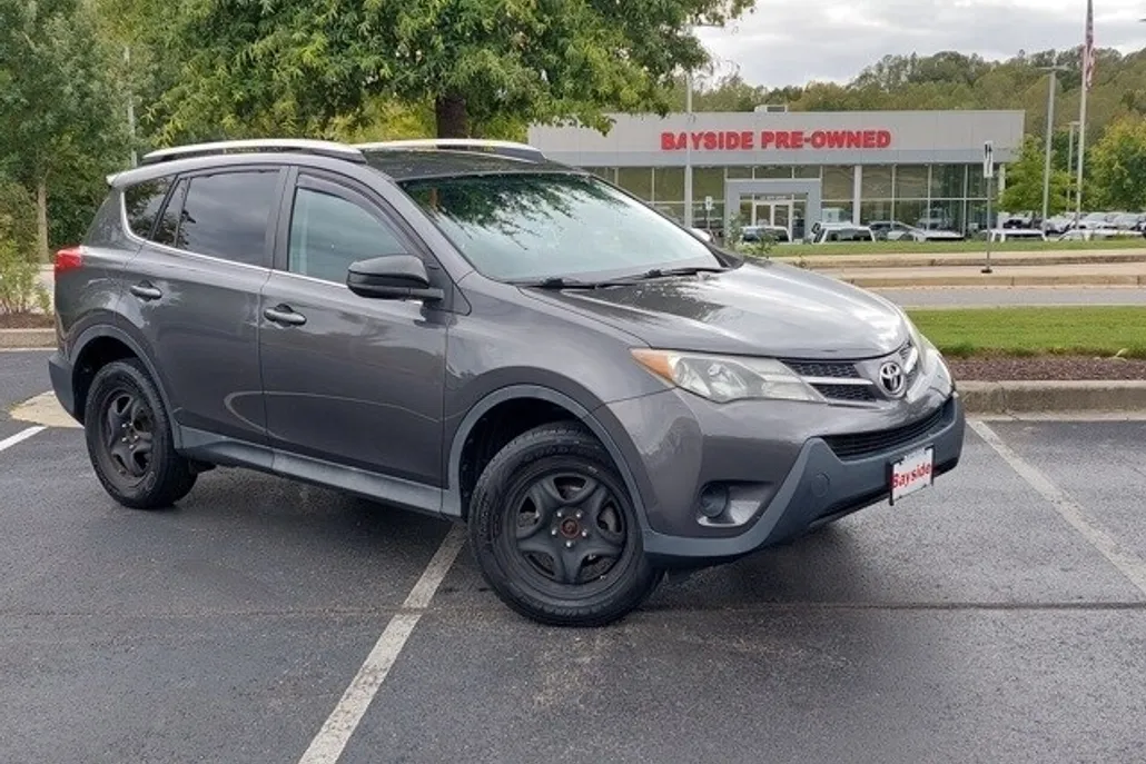 2015 Toyota RAV4 LE photo 1
