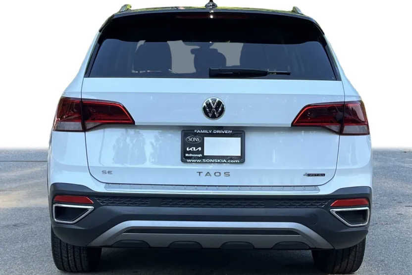 2023 Volkswagen Taos SE photo 1