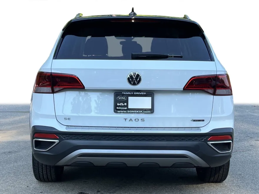 2023 Volkswagen Taos SE photo 1