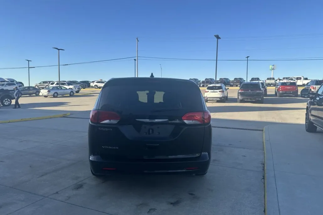 2023 Chrysler Voyager LX photo 1