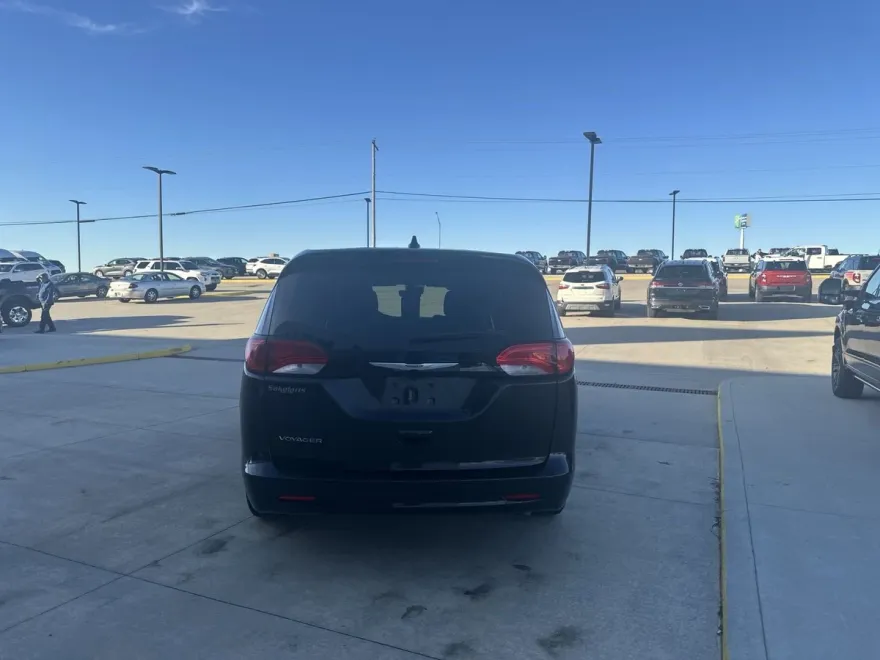 2023 Chrysler Voyager LX photo 1