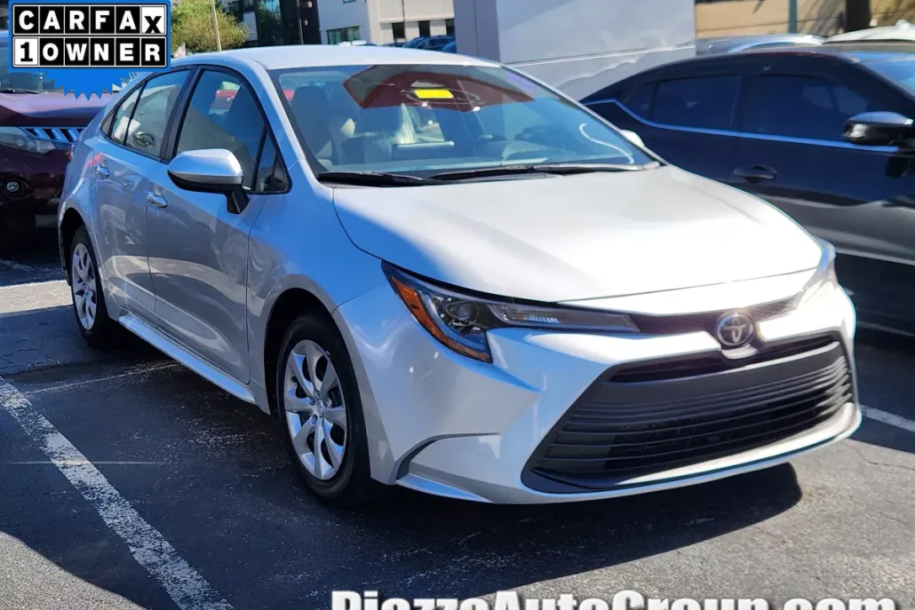 2023 Toyota Corolla LE photo 1