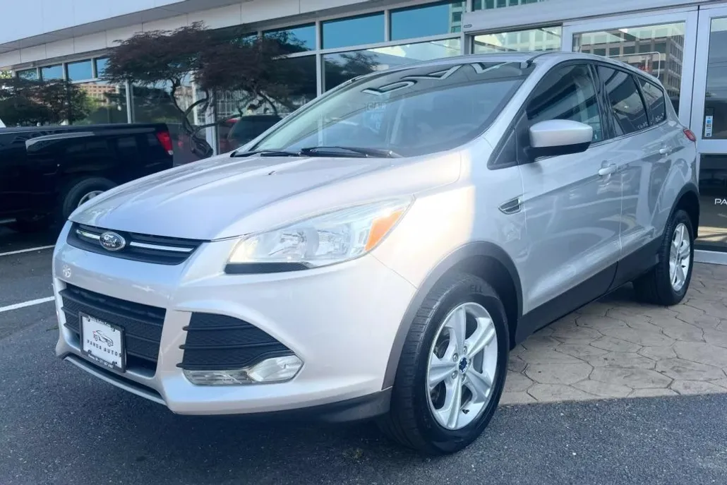 2016 Ford Escape SE Sport photo 1