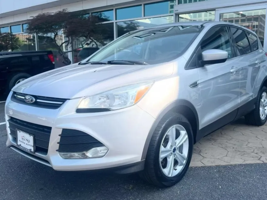 2016 Ford Escape SE Sport photo 1