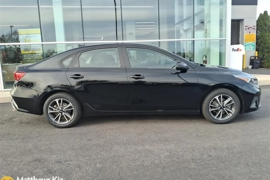 2023 Kia Forte LXS photo 1