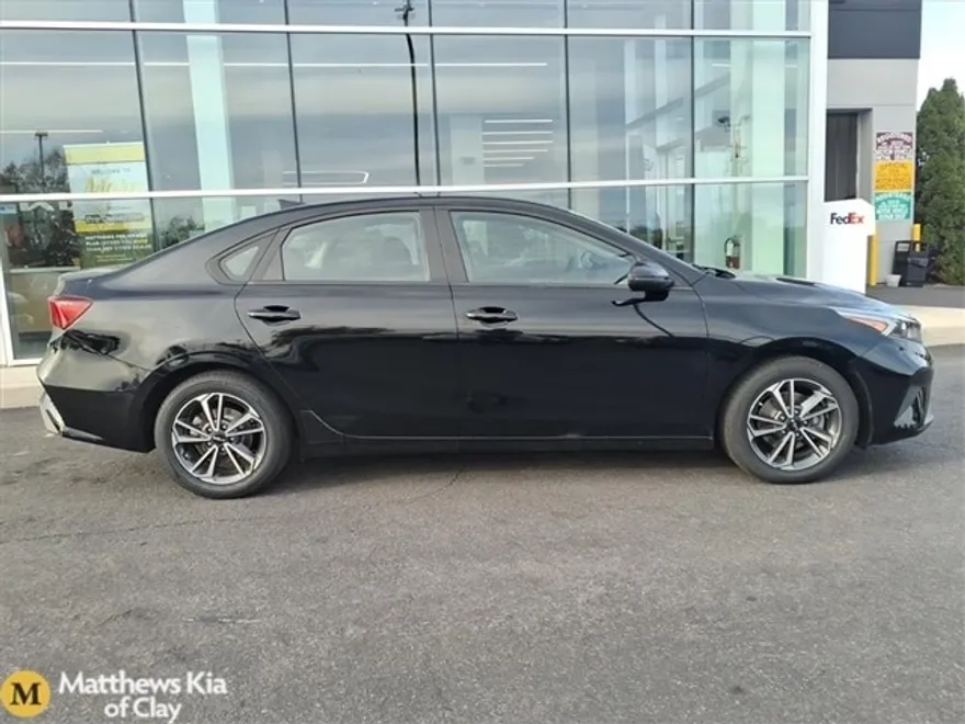 2023 Kia Forte LXS photo 1