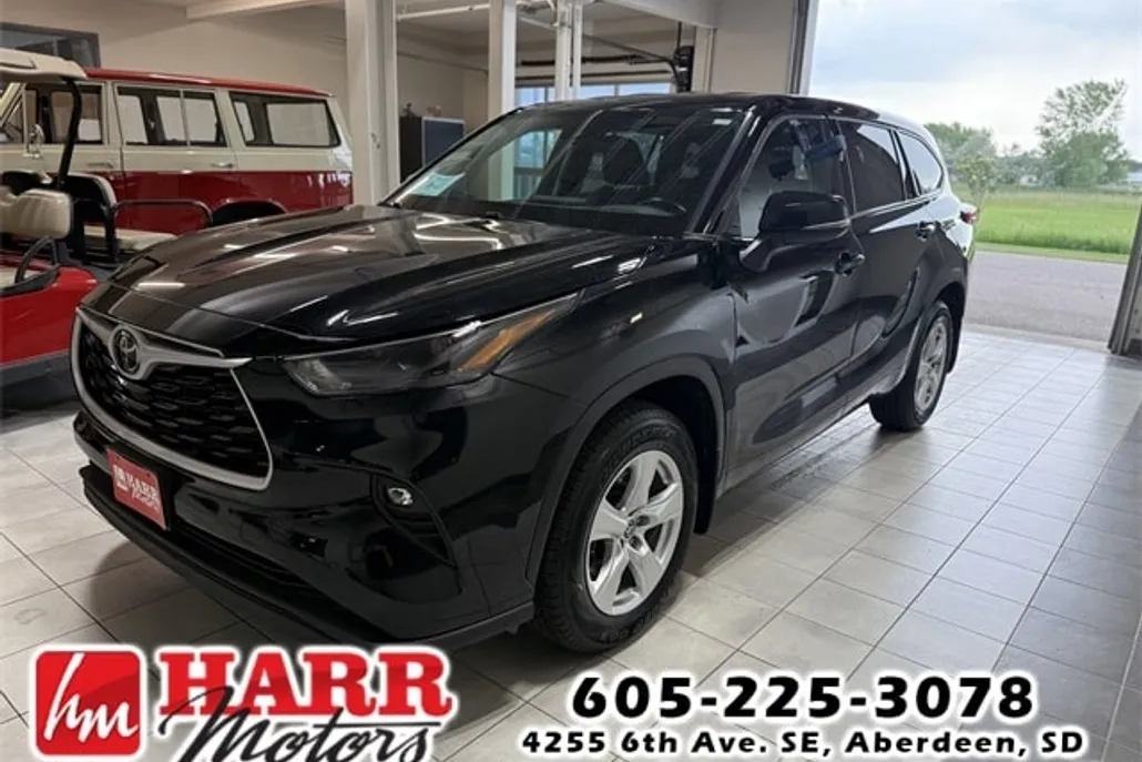 2022 Toyota Highlander LE photo 1