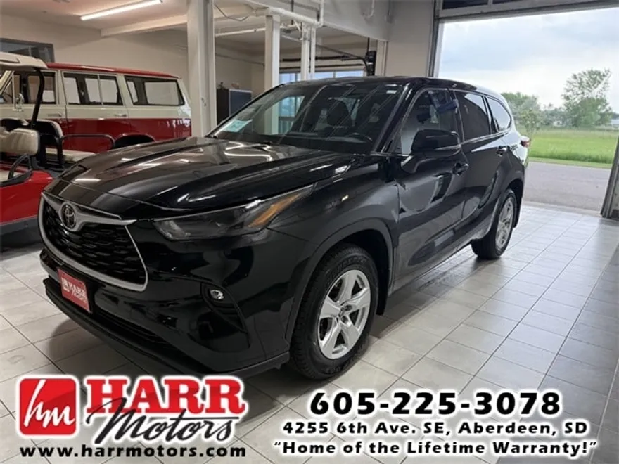 2022 Toyota Highlander LE photo 1