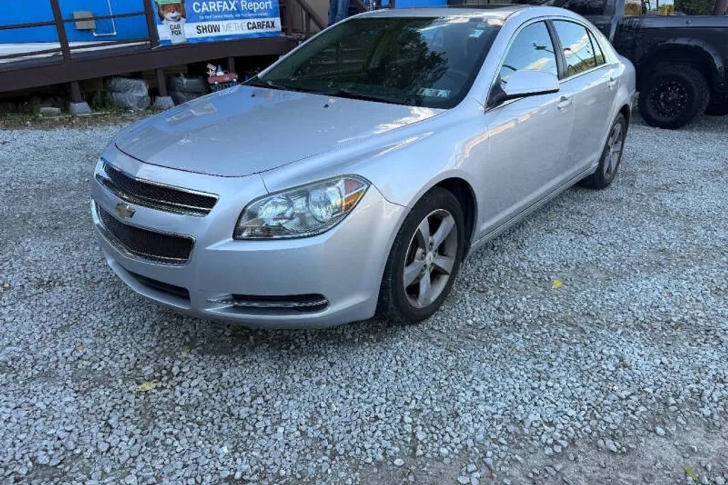 2011 Chevrolet Malibu 1LT photo 1