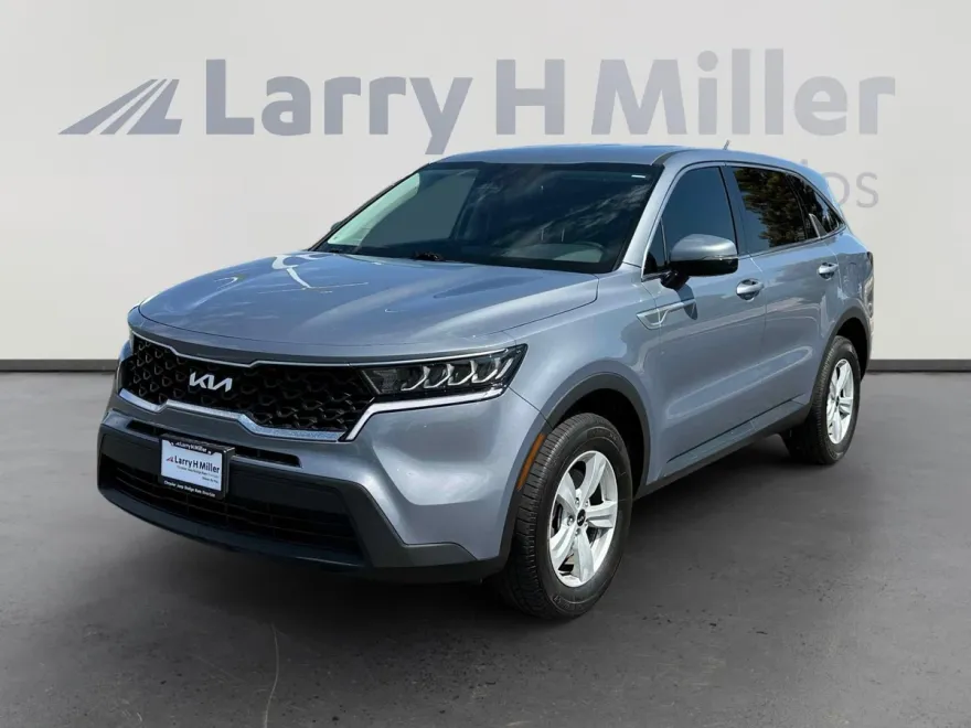 2023 Kia Sorento LX photo 1
