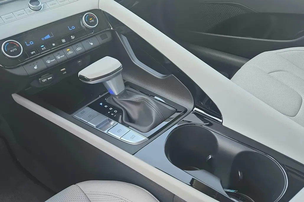 2025 Hyundai Elantra Limited photo 1