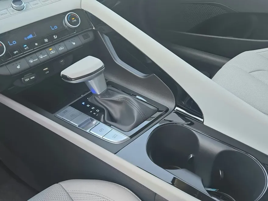 2025 Hyundai Elantra Limited photo 1