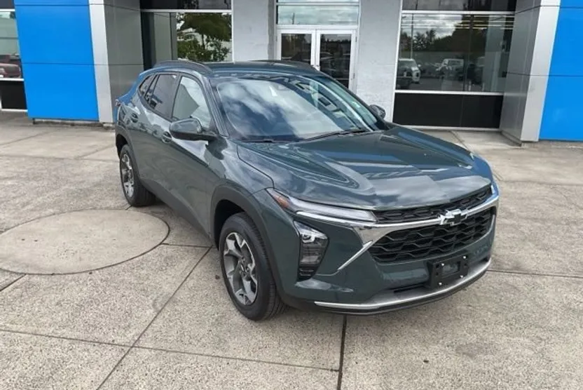 2025 Chevrolet Trax LT photo 1