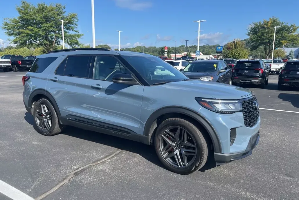 2025 Ford Explorer ST photo 1