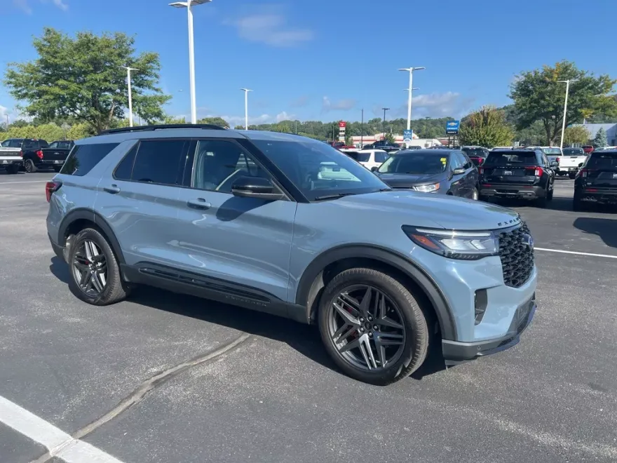 2025 Ford Explorer ST photo 1