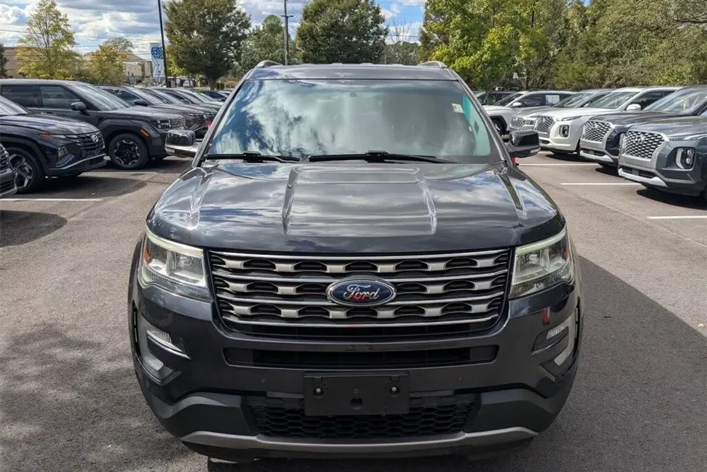 2017 Ford Explorer XLT photo 1