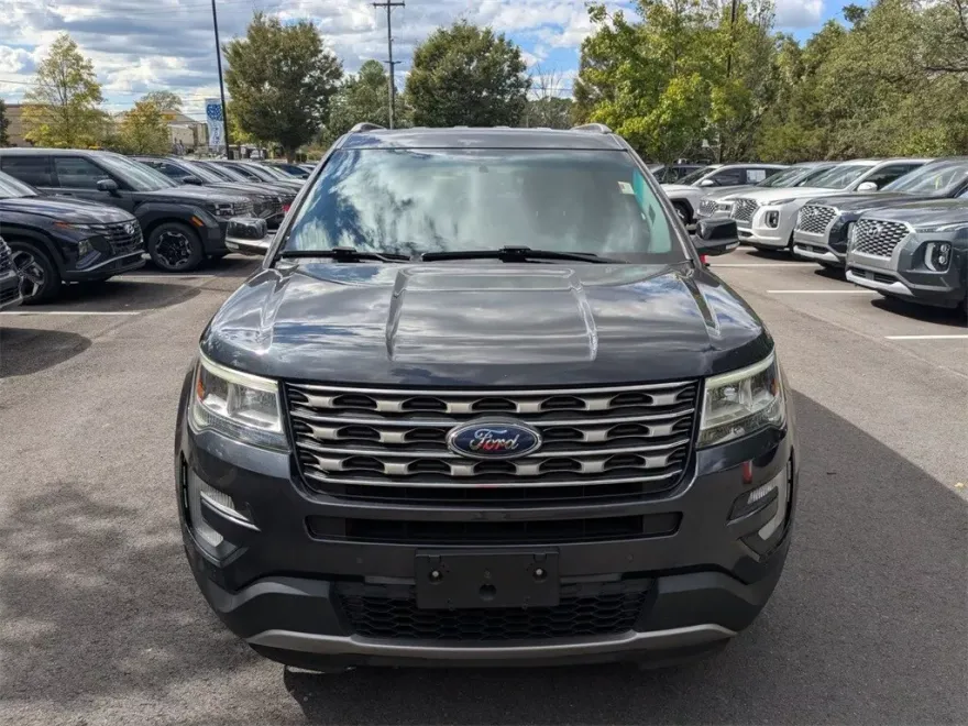 2017 Ford Explorer XLT photo 1