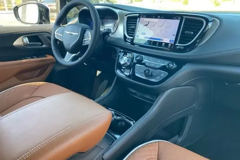 2026 Chrysler Pacifica Pinnacle photo 1