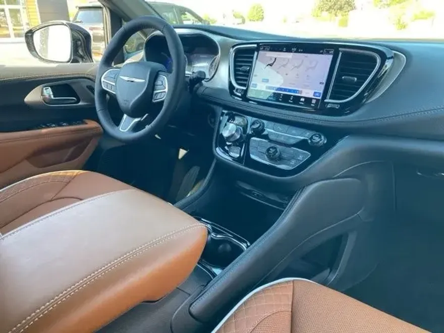 2026 Chrysler Pacifica Pinnacle photo 1