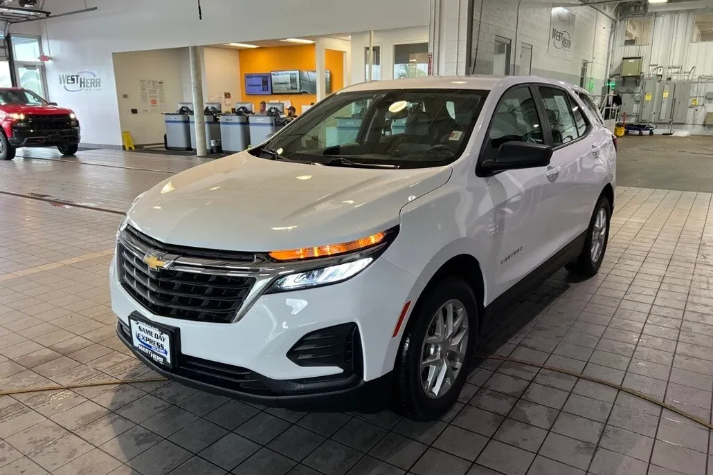 2022 Chevrolet Equinox LS photo 1