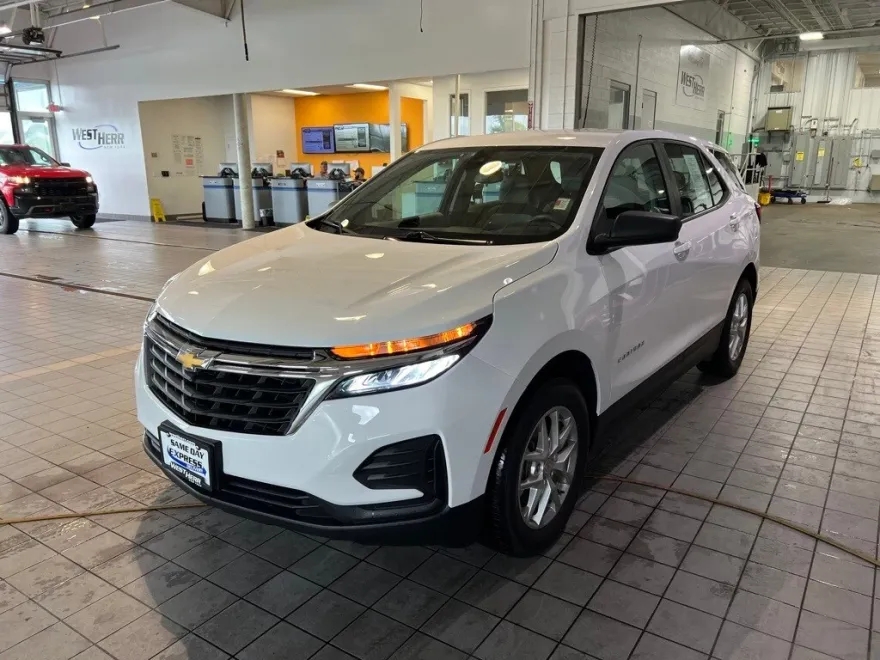 2022 Chevrolet Equinox LS photo 1
