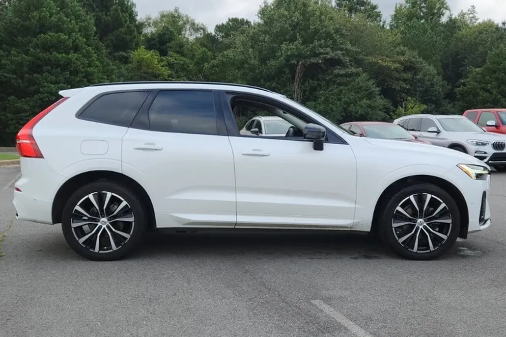 2023 Volvo XC60 B5 Plus photo 1