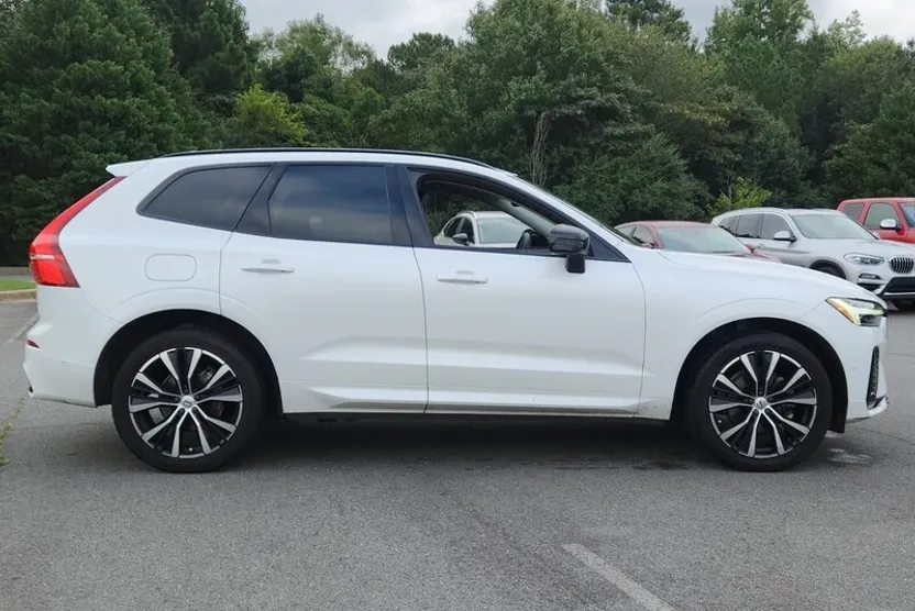 2023 Volvo XC60 B5 Plus photo 1