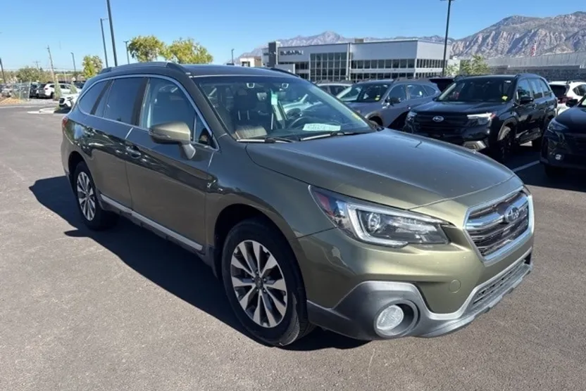 2019 Subaru Outback 3.6R Touring photo 1