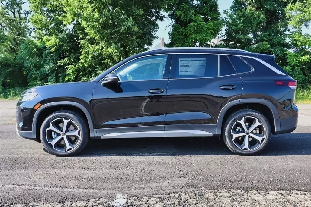 2025 Volkswagen Tiguan SE photo 1