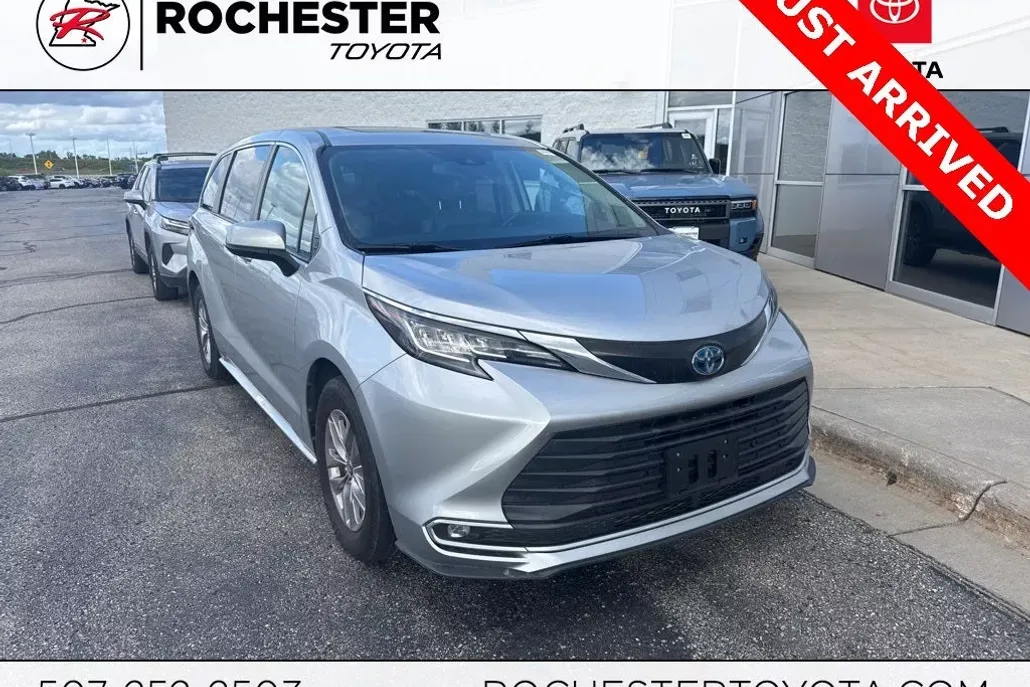 2022 Toyota Sienna XLE photo 1