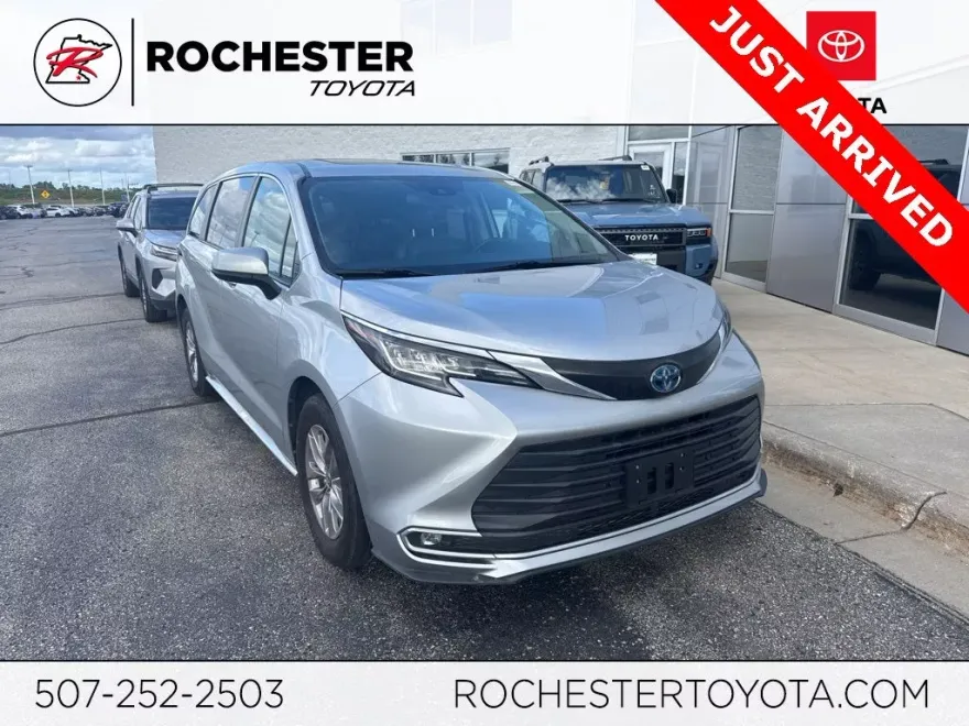 2022 Toyota Sienna XLE photo 1