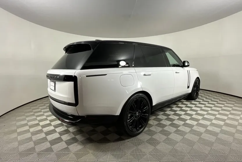 2025 Land Rover Range Rover SE photo 1