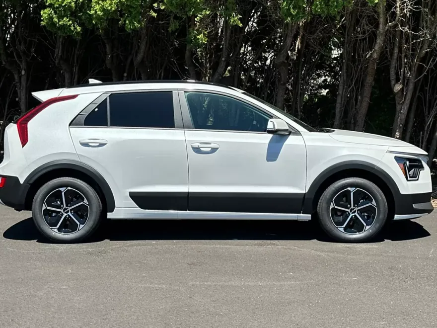 2025 Kia Niro EX Touring photo 1