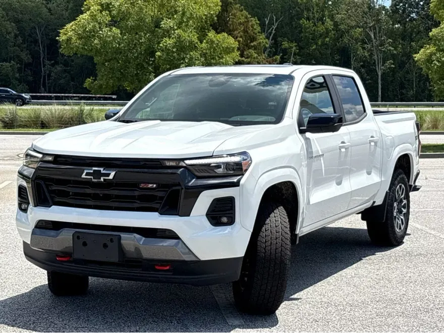 2024 Chevrolet Colorado Z71 photo 1