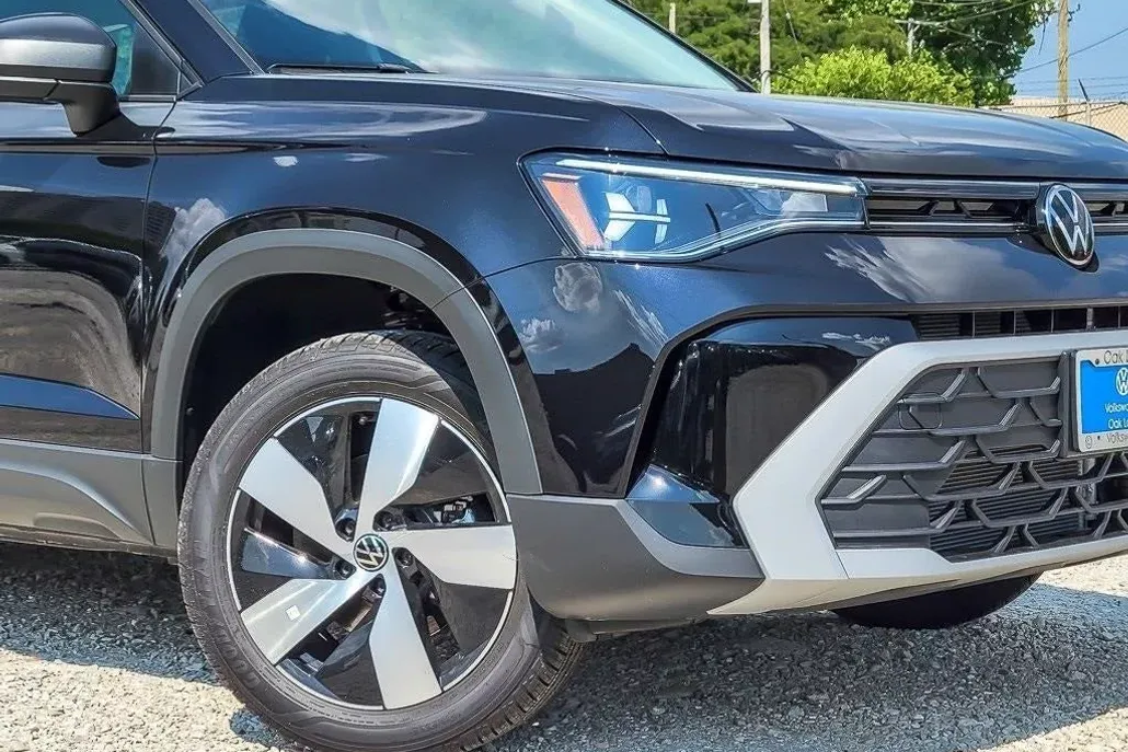 2025 Volkswagen Taos S photo 1