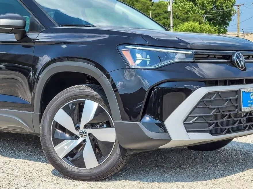 2025 Volkswagen Taos S photo 1