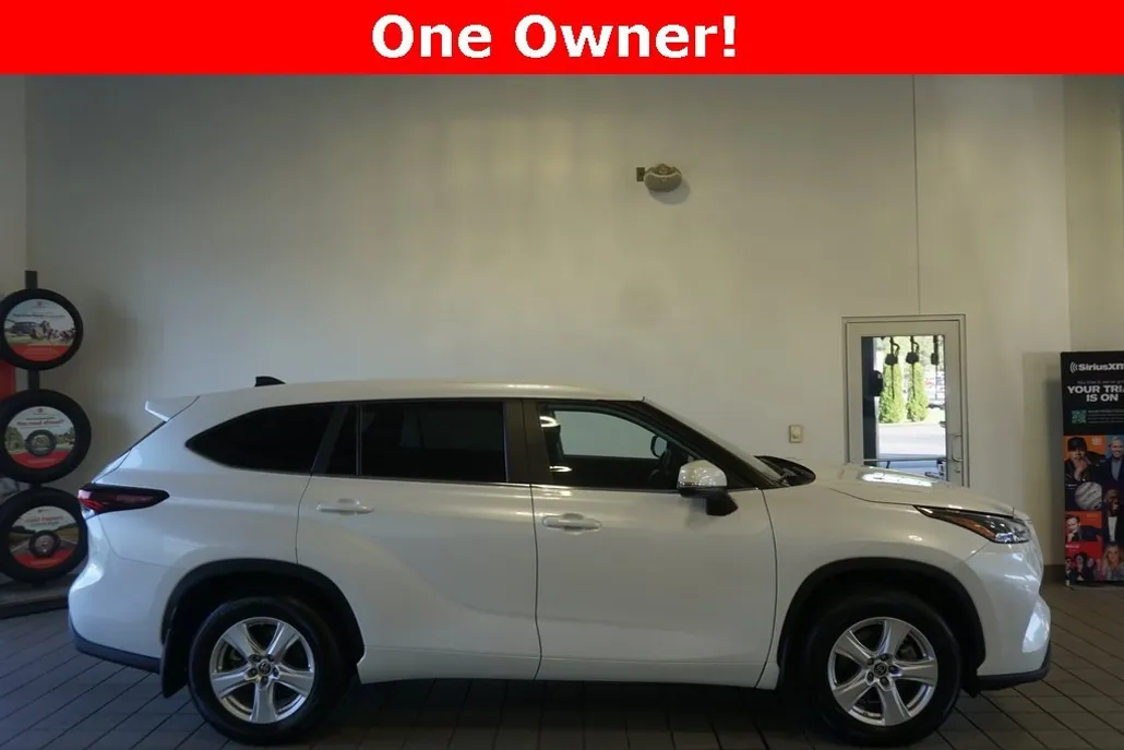 2024 Toyota Highlander LE photo 1