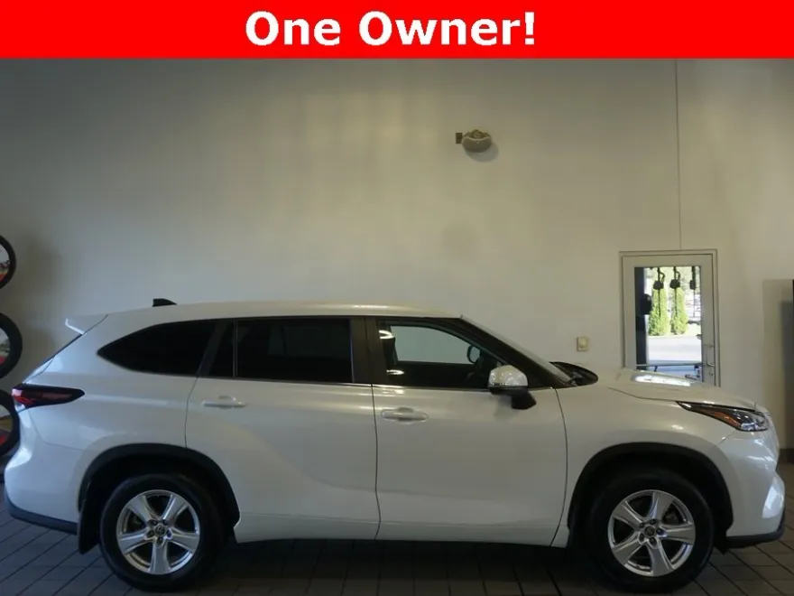 2024 Toyota Highlander LE photo 1
