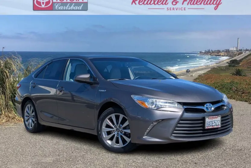 2017 Toyota Camry Hybrid LE photo 1