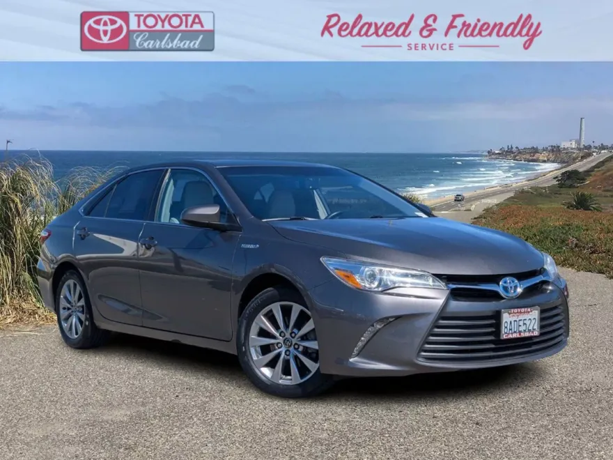 2017 Toyota Camry Hybrid LE photo 1