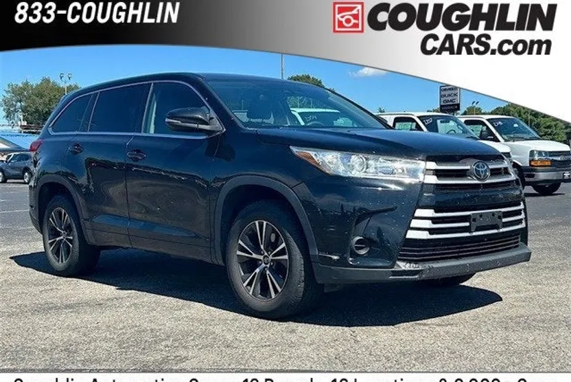 2018 Toyota Highlander LE photo 1