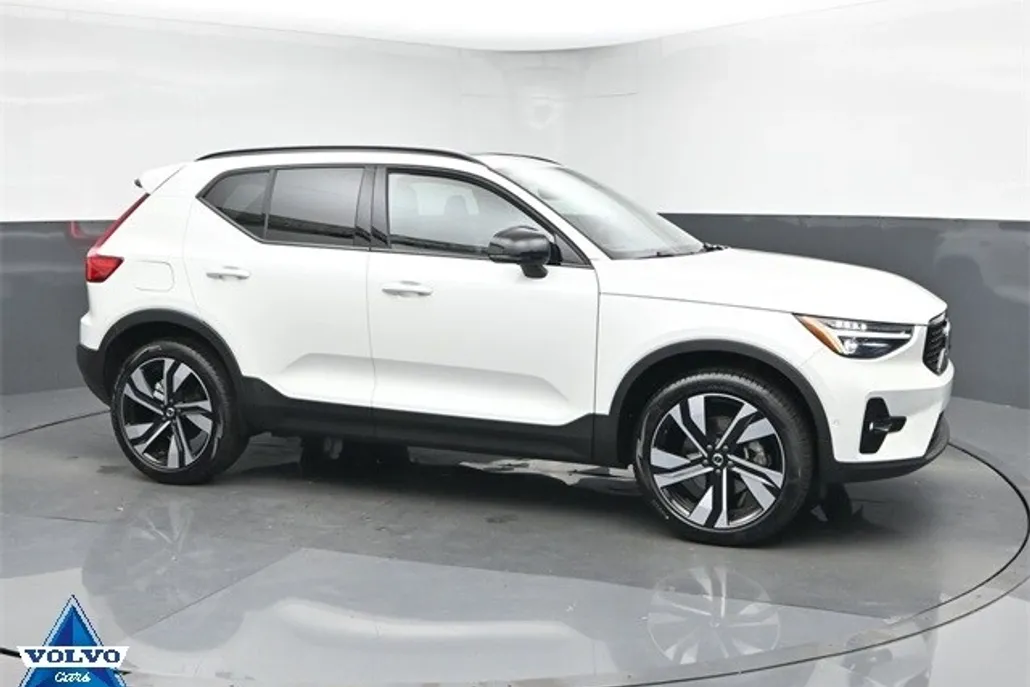 2024 Volvo XC40 Plus photo 1