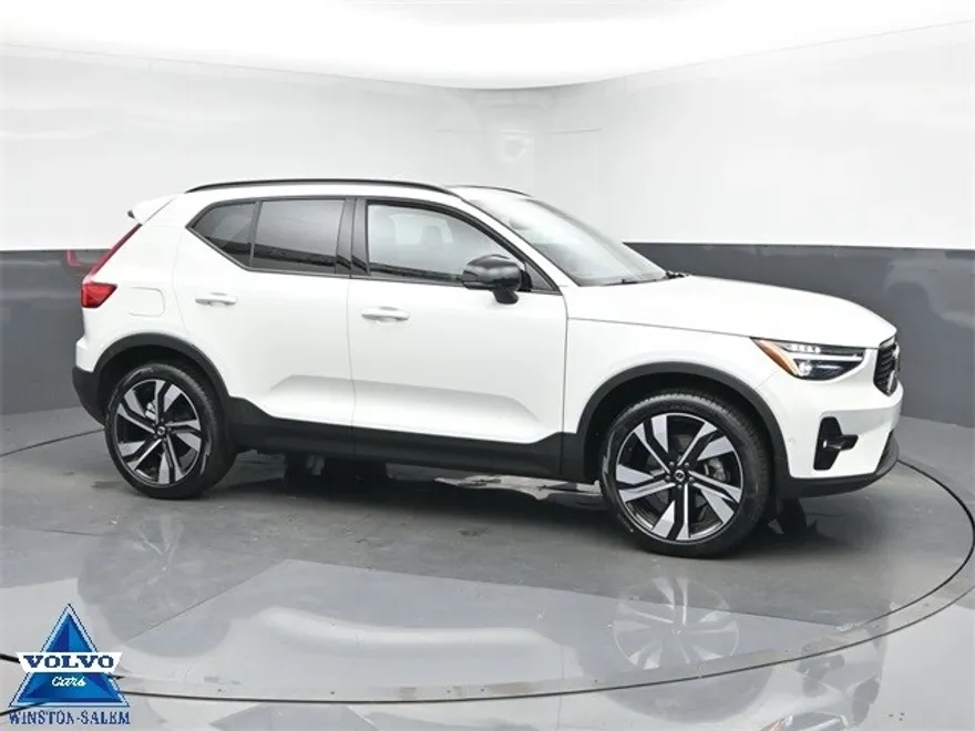 2024 Volvo XC40 Plus photo 1
