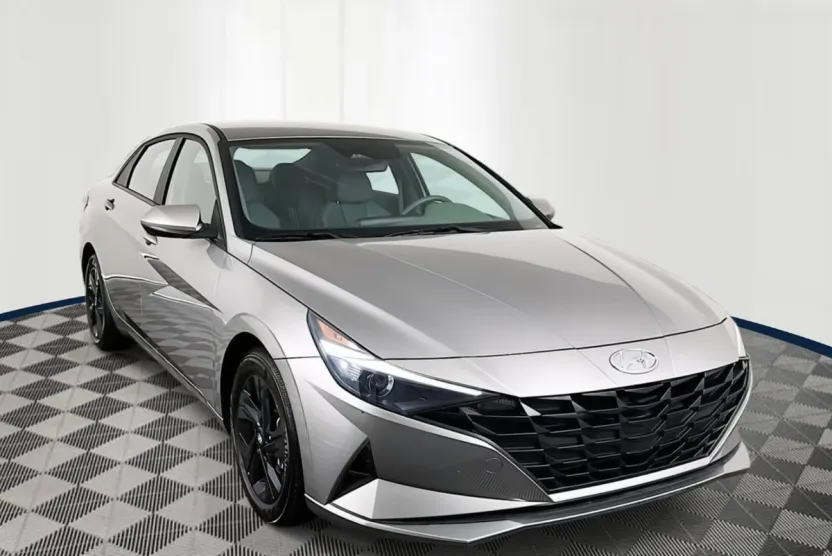 2023 Hyundai Elantra SEL photo 1