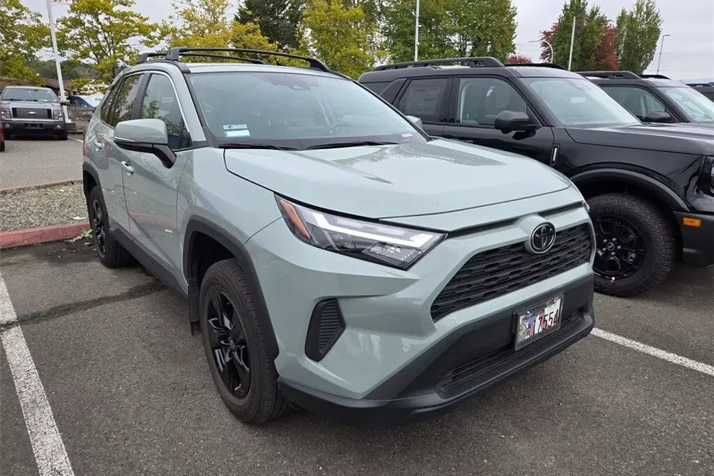 2022 Toyota RAV4 XLE photo 1