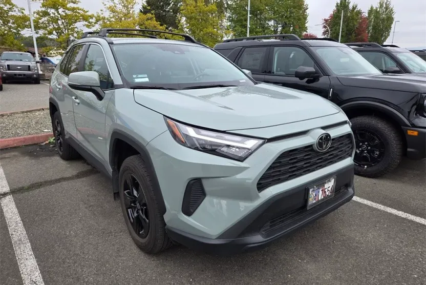 2022 Toyota RAV4 XLE photo 1