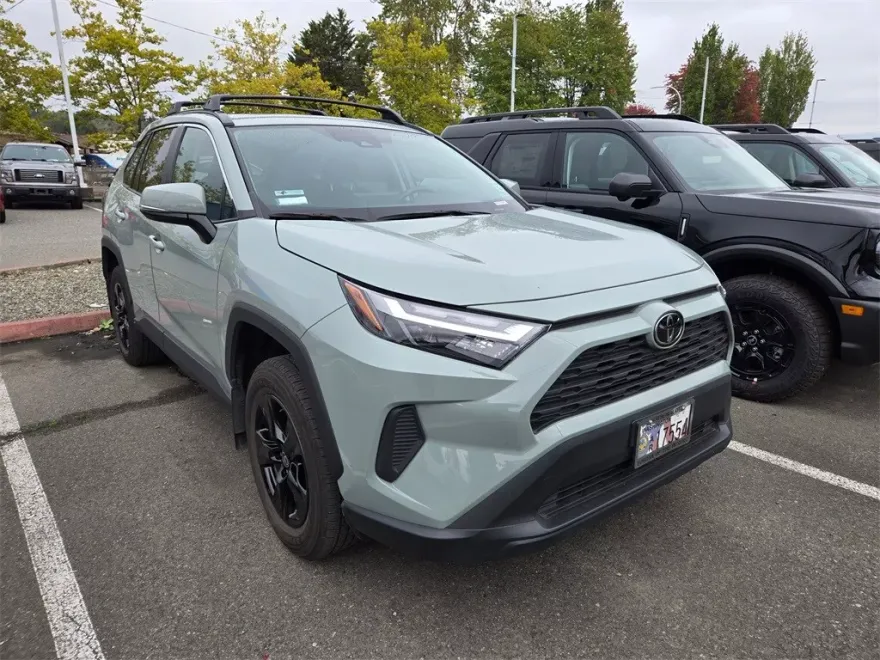 2022 Toyota RAV4 XLE photo 1