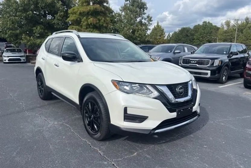 2018 Nissan Rogue SV photo 1