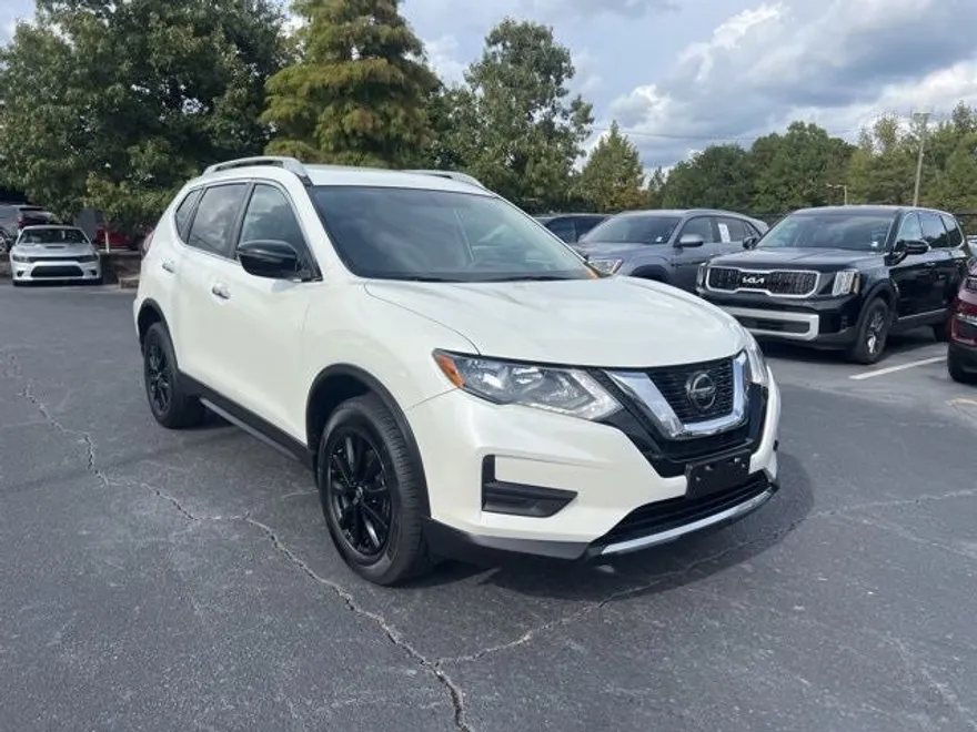 2018 Nissan Rogue SV photo 1