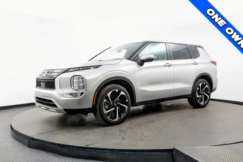 2024 Mitsubishi Outlander SE photo 1